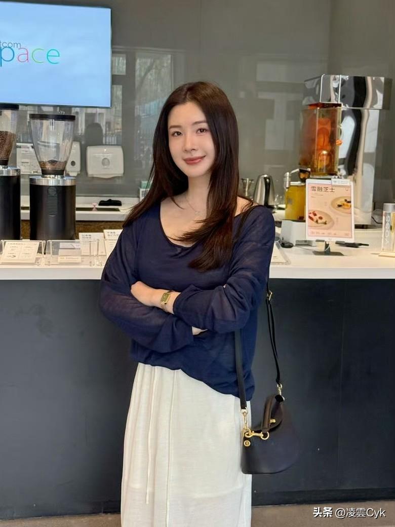 咖啡香里话桑麻，岁月静好似画卷。