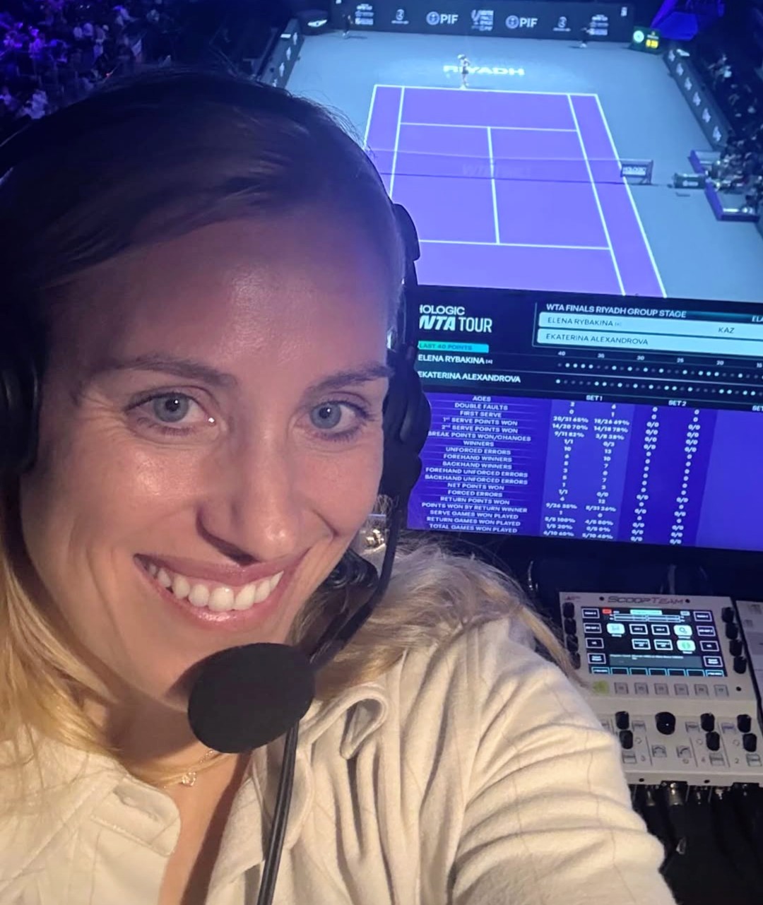 三满贯传奇名宿、三胜夺年终助推者、奥运金牌导师消妈妈亮相年终总决赛，并担任解说嘉