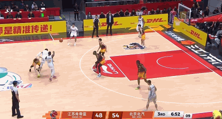来自国家队的默契！周琦这球扣的舒服！
在今天CBA常规赛北京对阵江苏的第三节比赛