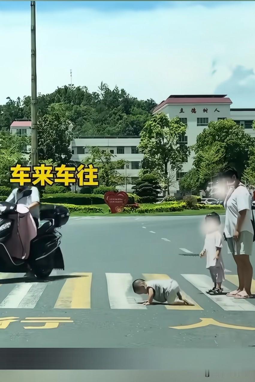 这样的女人配做妈吗？让一个刚会走路的孩子自己过马路，我说万一孩子被车撞了，谁的错