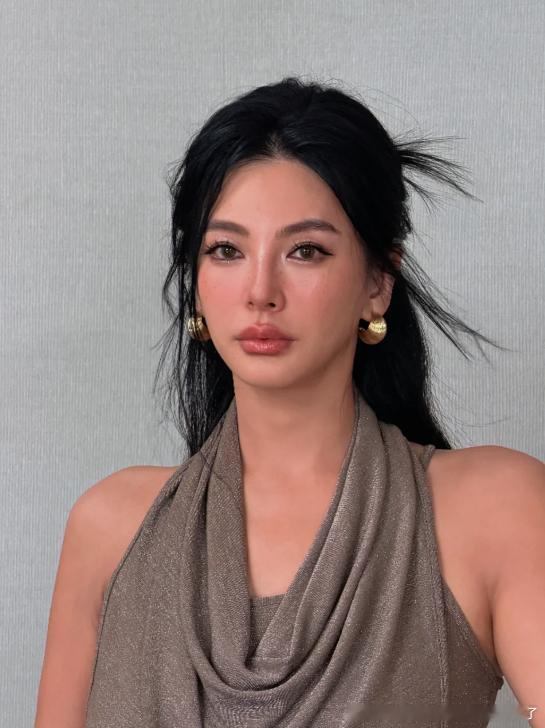 这组造型完全踩中了松弛大女主的点！把张雨绮那种不用刻意装气场的贵气感全放出来了。