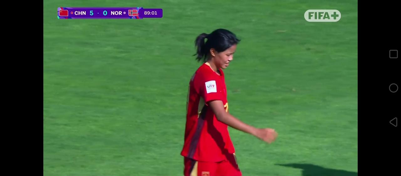 两个让人印象深刻的镜头！
1，当U17中国女足反击单刀打入第五个球，小姑娘们已经