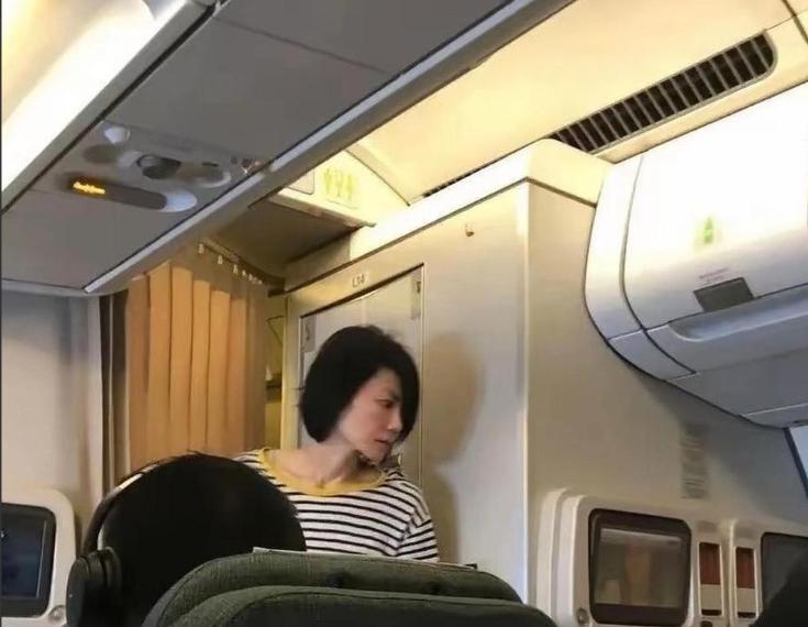 飞‏‍机‍上上厕所，竟然‏‎撞见王‌﻿菲了！⁠她‎‏纯素颜‏的样子被拍下来，‏真