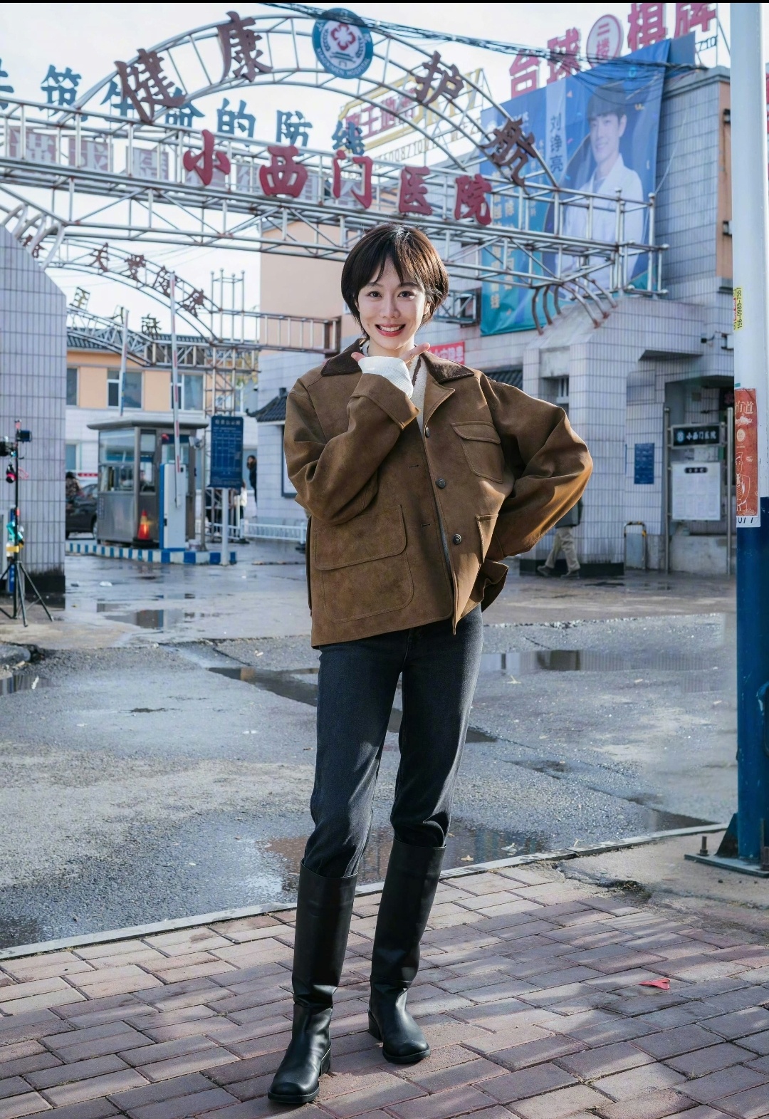姜妍晒的《小城良方》剧组聚会合照。不过翻来覆去看了八遍，愣是没找到饰演刘铮亮医生