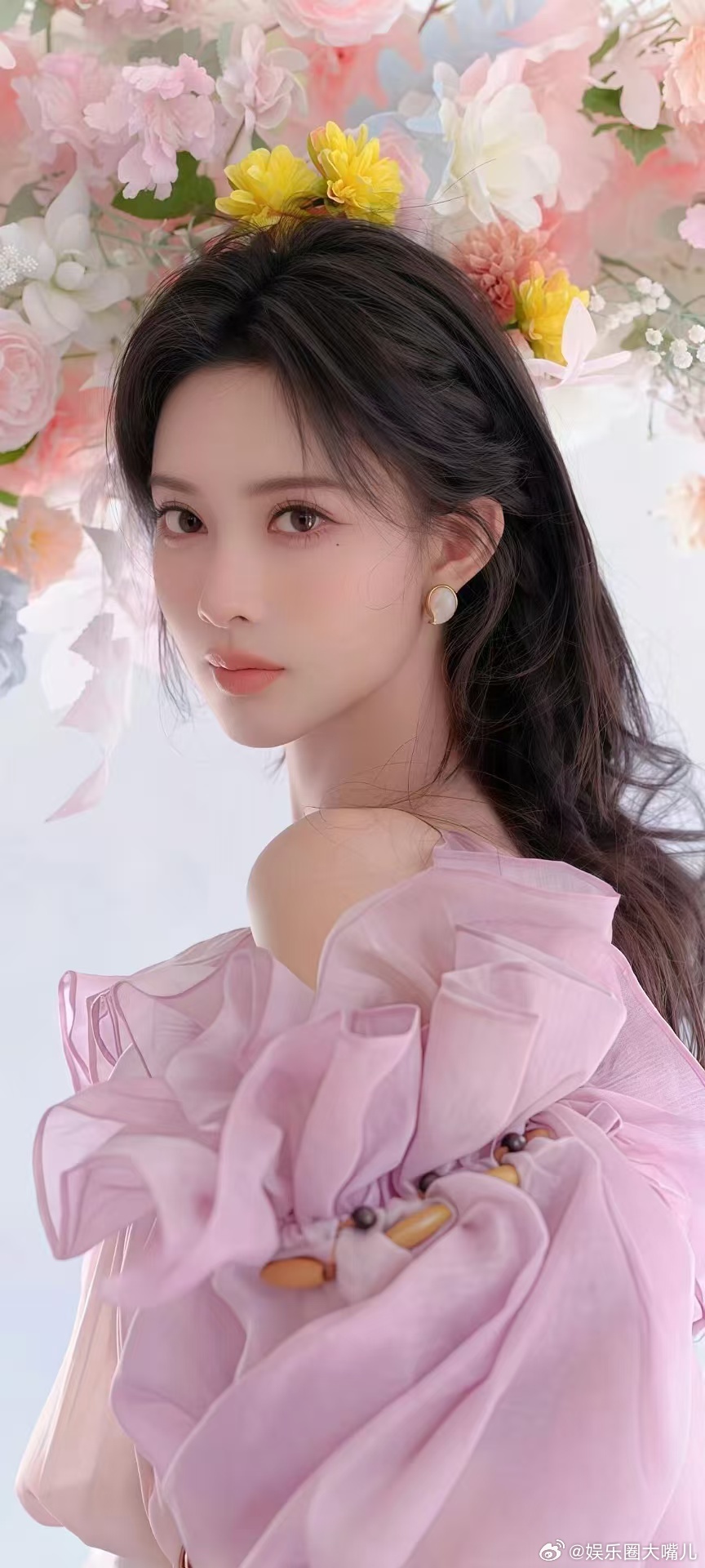 孟子义去哪进修了唱歌舞台现场实力刷新认知，孟子义无耳返开唱依旧稳得住，清甜声线格