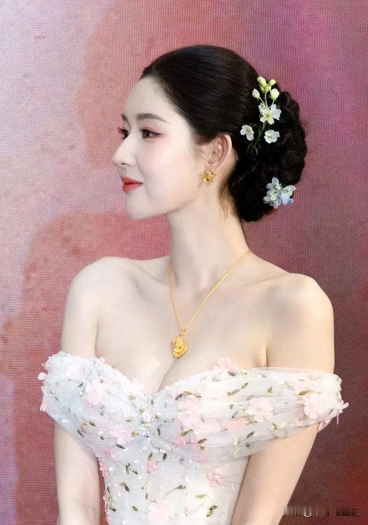 有的说王玉雯这身是在模仿刘亦菲的造型。
花中女神。
其实他俩完全不同类型。王玉雯