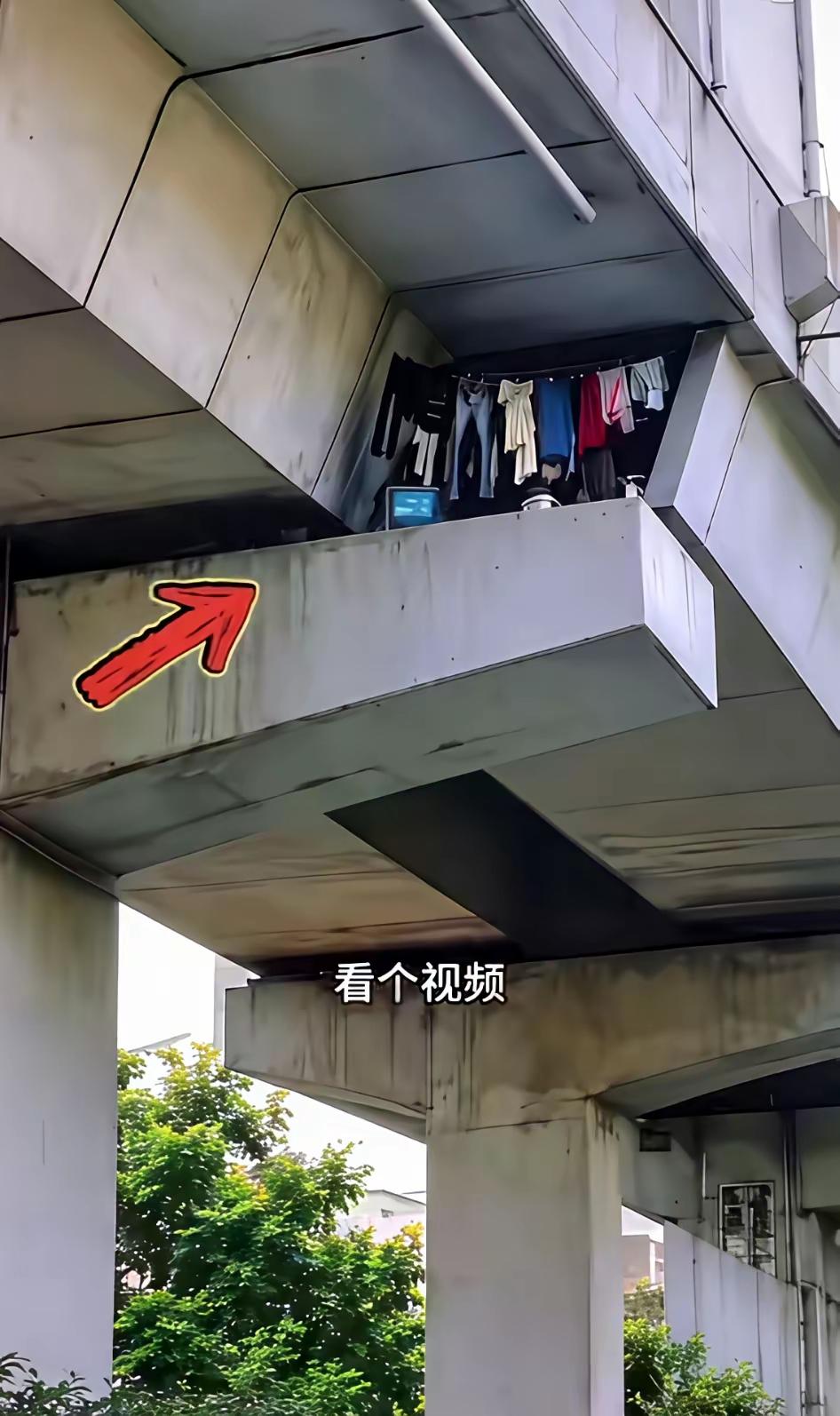 这么高的城市高架桥上面，在这个架空层的大平层空间里面，这些人又是怎么住上去的呢？