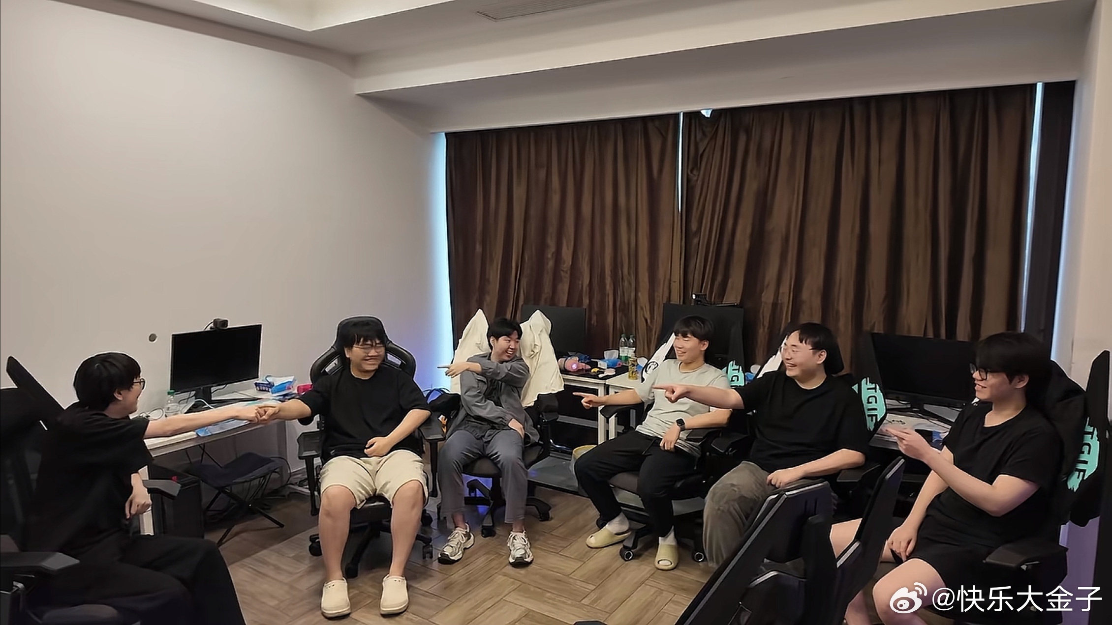 iG抽象小视频出名画了田队搁队里搞团队融合这一块太不错了iG电子竞技俱乐部