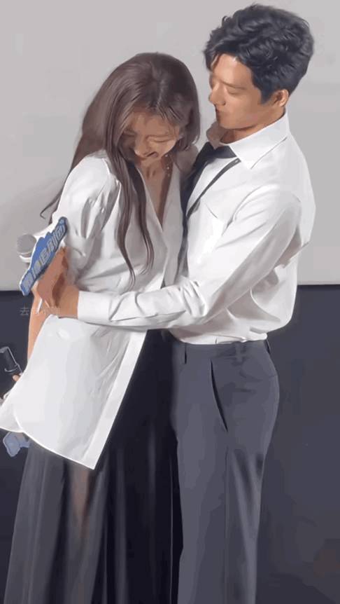 你们说是我太敏感了吗？哪个正经电视剧会这么宣传！井柏然和孙千下半身都贴一块了，站