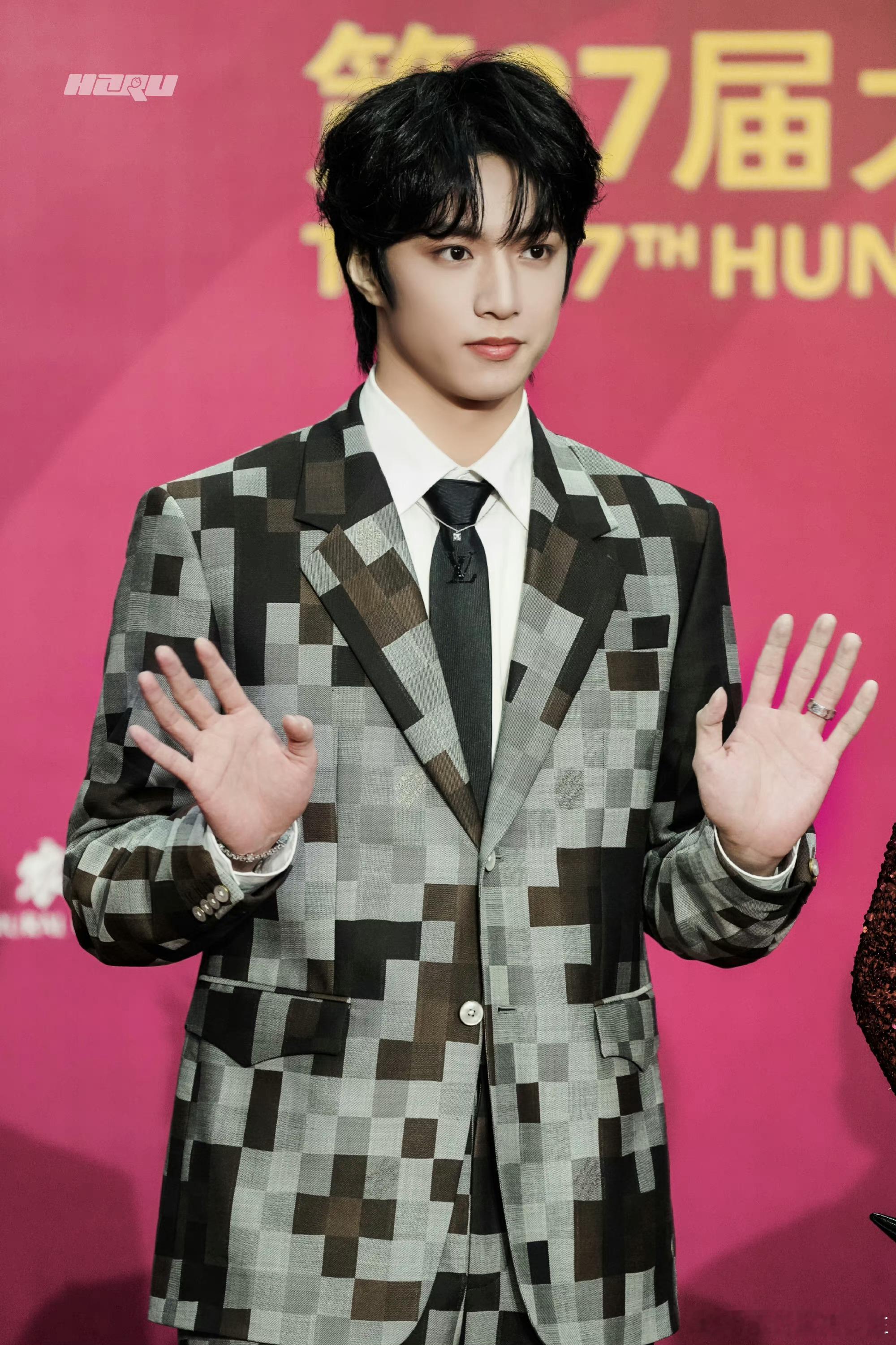 为什么今晚给弟弟整的衣服像马赛克哈哈哈哈，但是依旧帅气依旧#刘耀文[超话]# ​