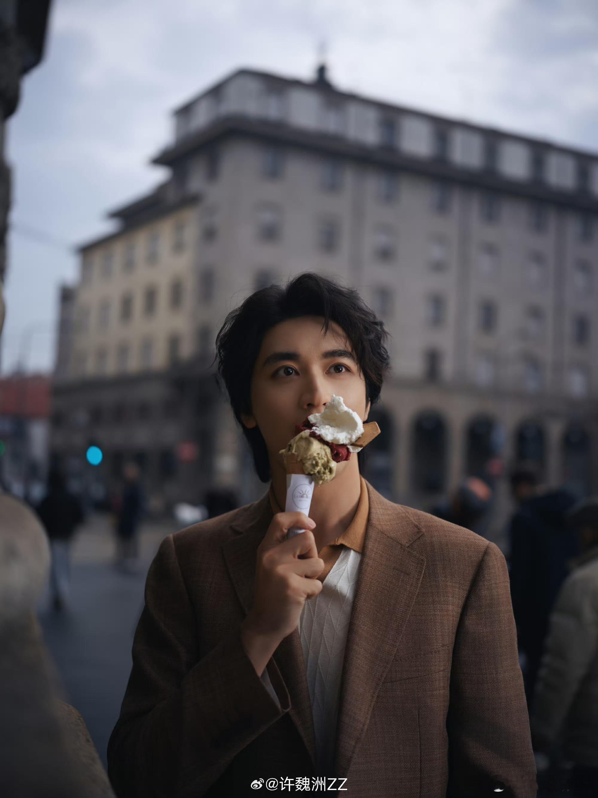 许魏洲第一章逃离家族的少爷许魏洲米兰街拍自带“少爷出逃”剧本！手拿冰淇淋肆意漫步