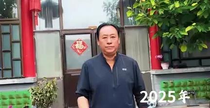 岁月真是一把无情刻刀，刚看到的时候我还以为是恒大老许呢。我还寻思老许能住这么朴素