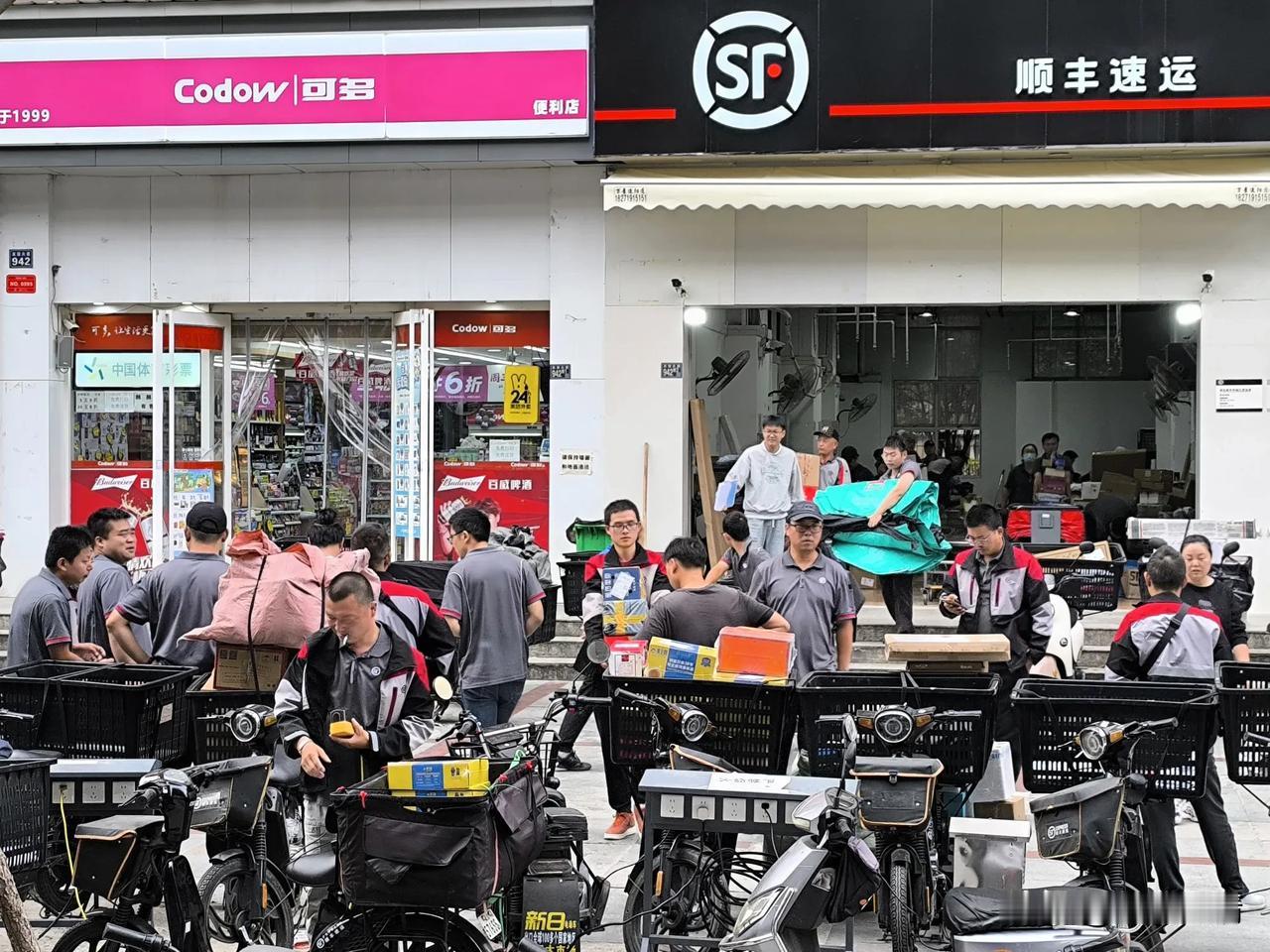 湖北武汉青山区：早晨7：20，你还没到岗？快递员们老早就开始工作了！