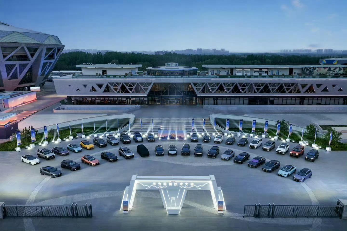 这次换个角度聊聊今晚的华为乾崑技术大会——看完最大的感受是：它把智能汽车的“安全