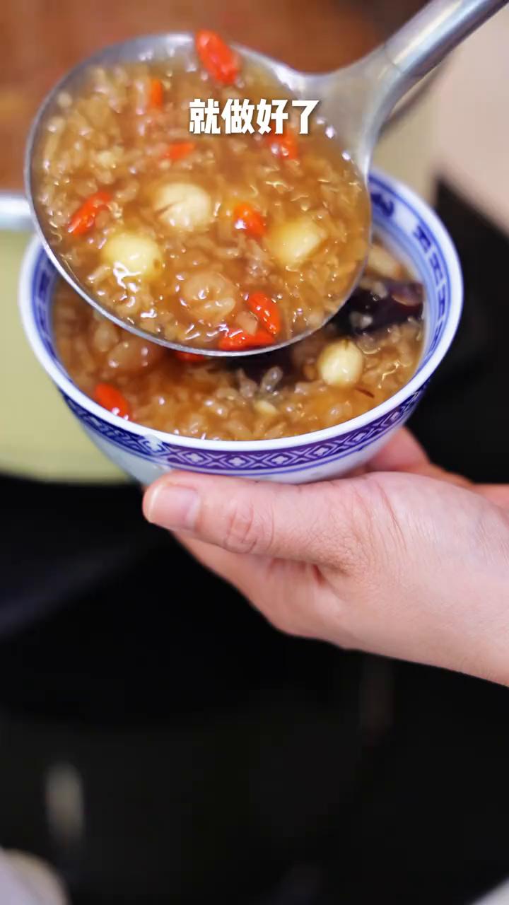 其实用高压锅真的是很方便，只要五分钟，一锅又快又香的红枣莲子糯米粥就做好了。食材
