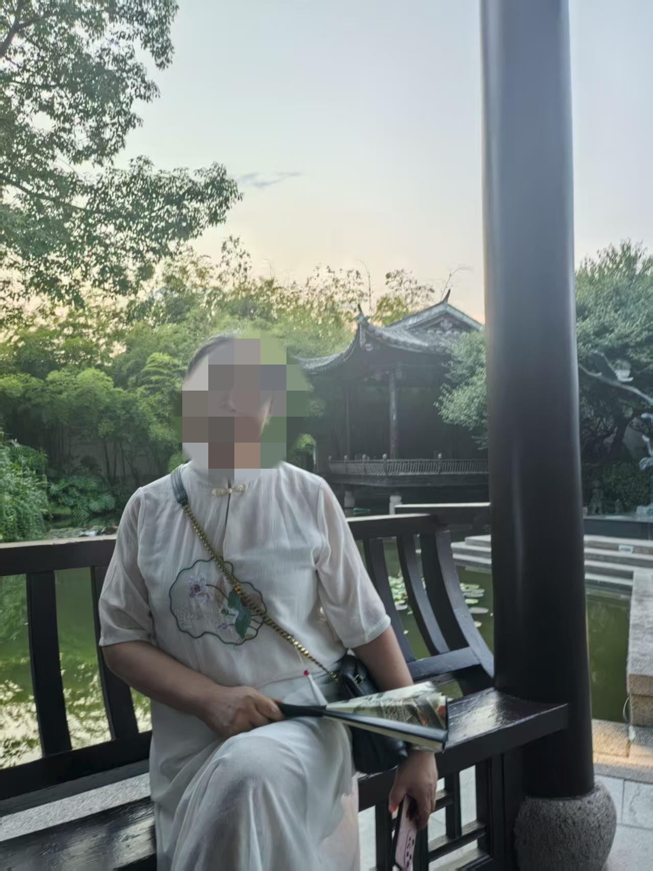 来晒晒我自己，这是我最胖时候的照片，有155斤。现在我已经开启减肥之旅，目前瘦了
