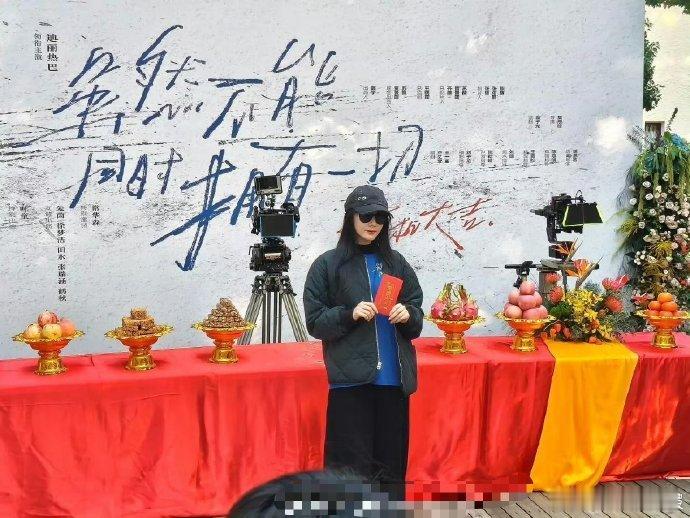 迪丽热巴、叶童的新剧迎来开机，开机路透随之曝光，“迪丽热巴虽然不能拥有一切开机”