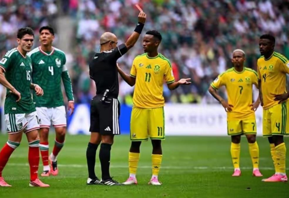 墨西哥2-0南非的这三张红牌给本届世界杯判罚定调了吗？
看了下多位博主的评论，大
