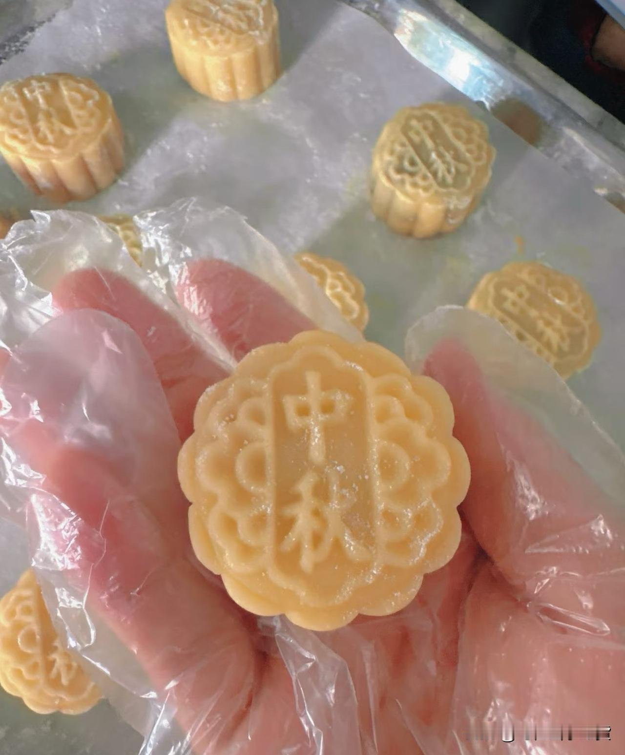 中秋🥮过的是心意，自己动手做月饼更有诚意你会尝试自己做月饼吗？我认为会。
@豆