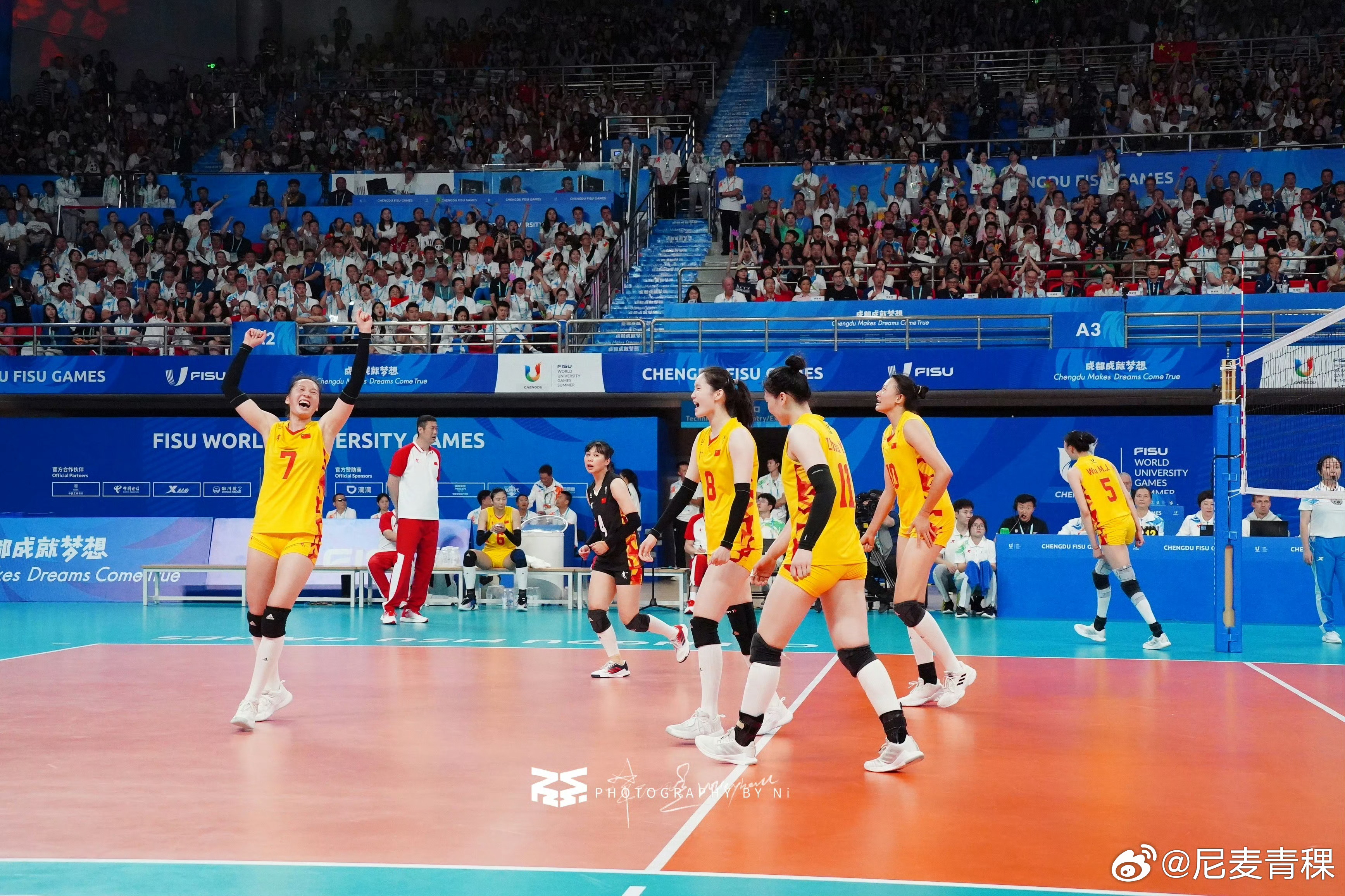 排球不落地曾经说我还差的远要努力追赶她们的你现在也可以骄傲的说一句这次没有让所有