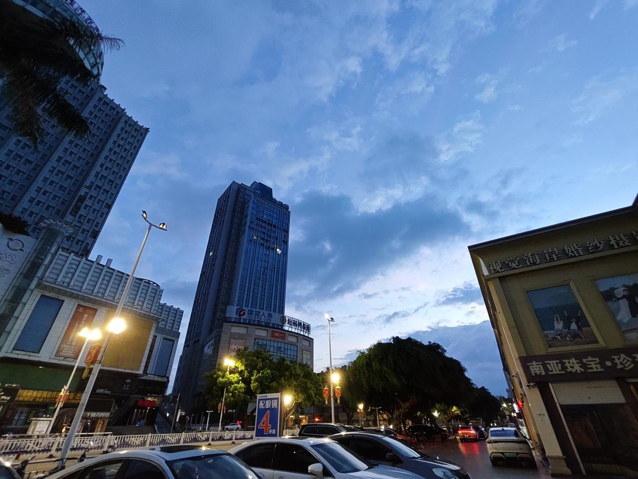 后来终于彻底想通了一件事：
为什么你总是翻不过心里那沉重的一页？
不是你太固执，