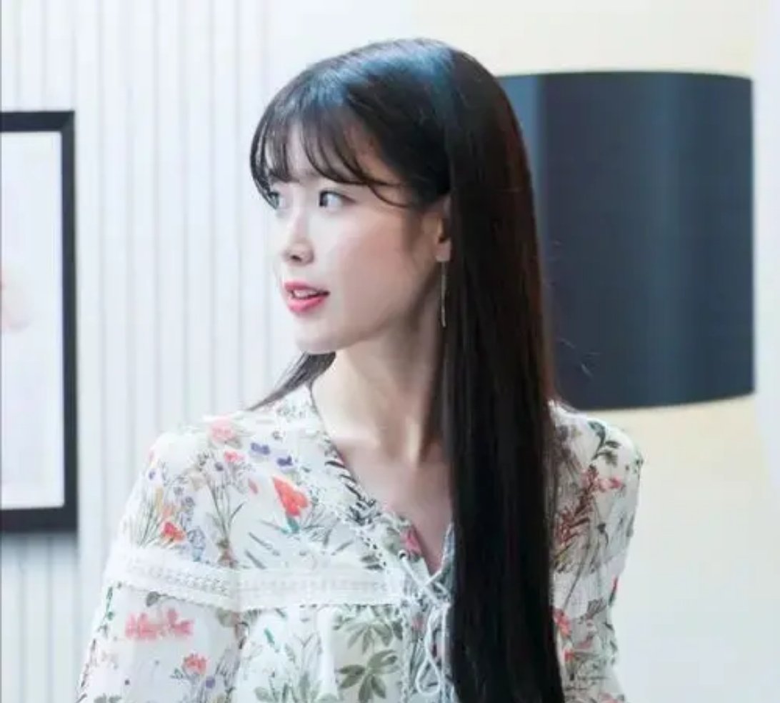 看了韩国街拍才明白：为什么韩国女生出门必“化淡妆”，精致洋气韩国是一个十分注重外