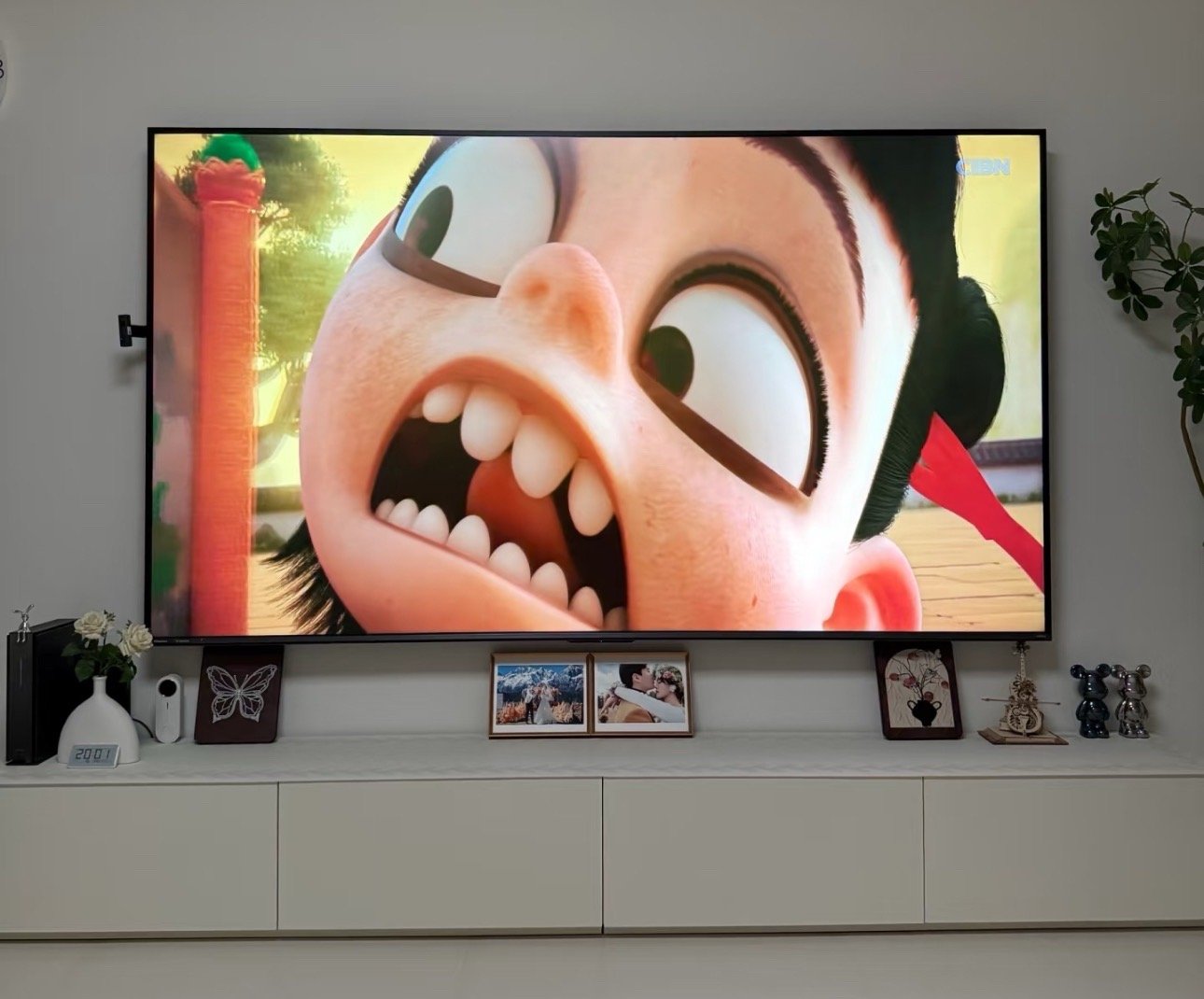 电视还是很值得买的吧！看电视我觉得还是主流啊，而且投屏也很好啊，至少大屏幕看的很