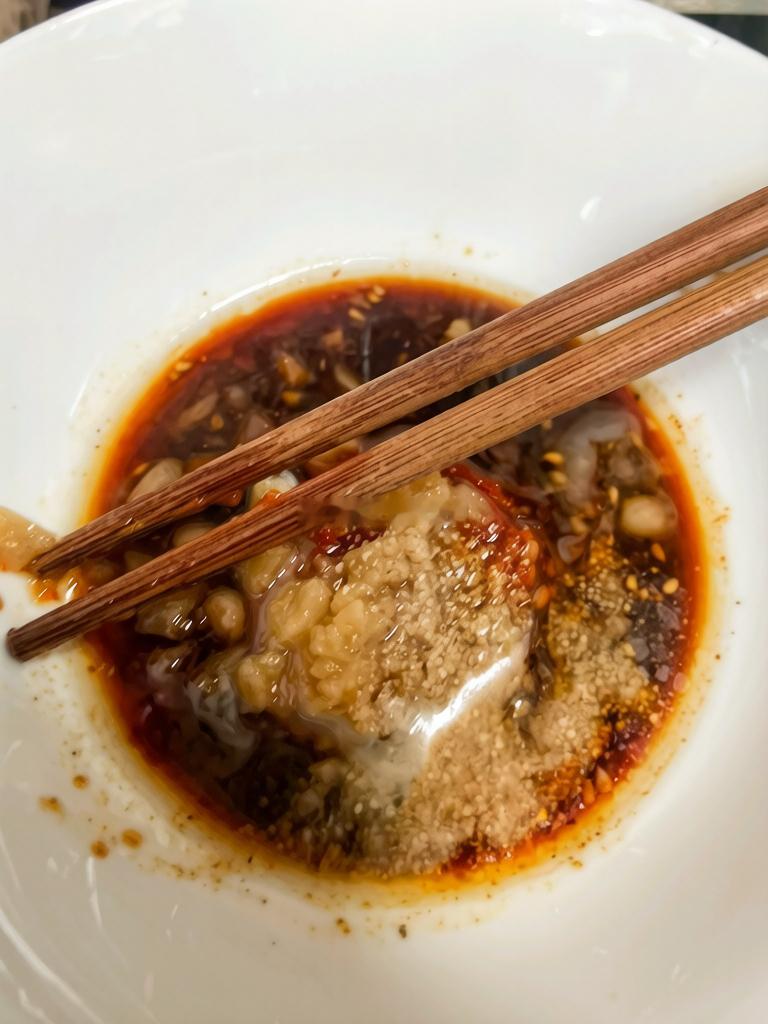 早餐：汤面。今天没放油辣子，就放了点蒜蓉酱，味极鲜酱油、鸡精、胡椒粉、少许麻油，