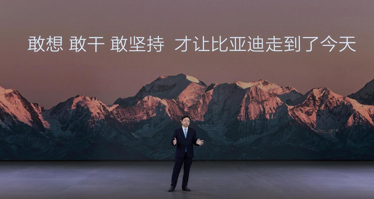 论坛都点名了，搞事业就得良性竞争、合作共赢。还专门夸了比亚迪，早年一头扎进新能源