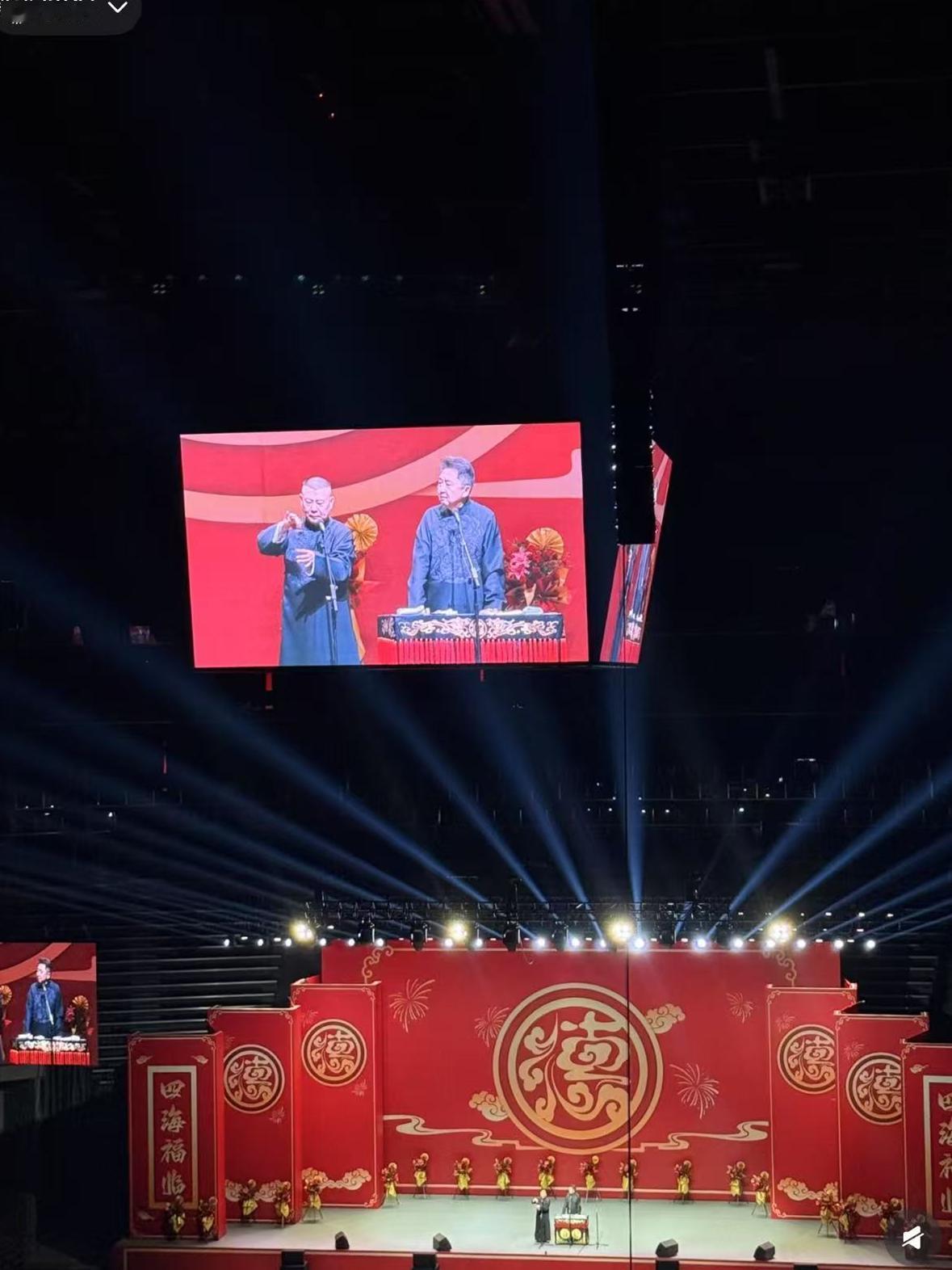 郭德纲、于谦重庆专场谁是助演呢？张鹤伦、郎鹤炎登台后，阵容也就被彻底揭晓了。开场