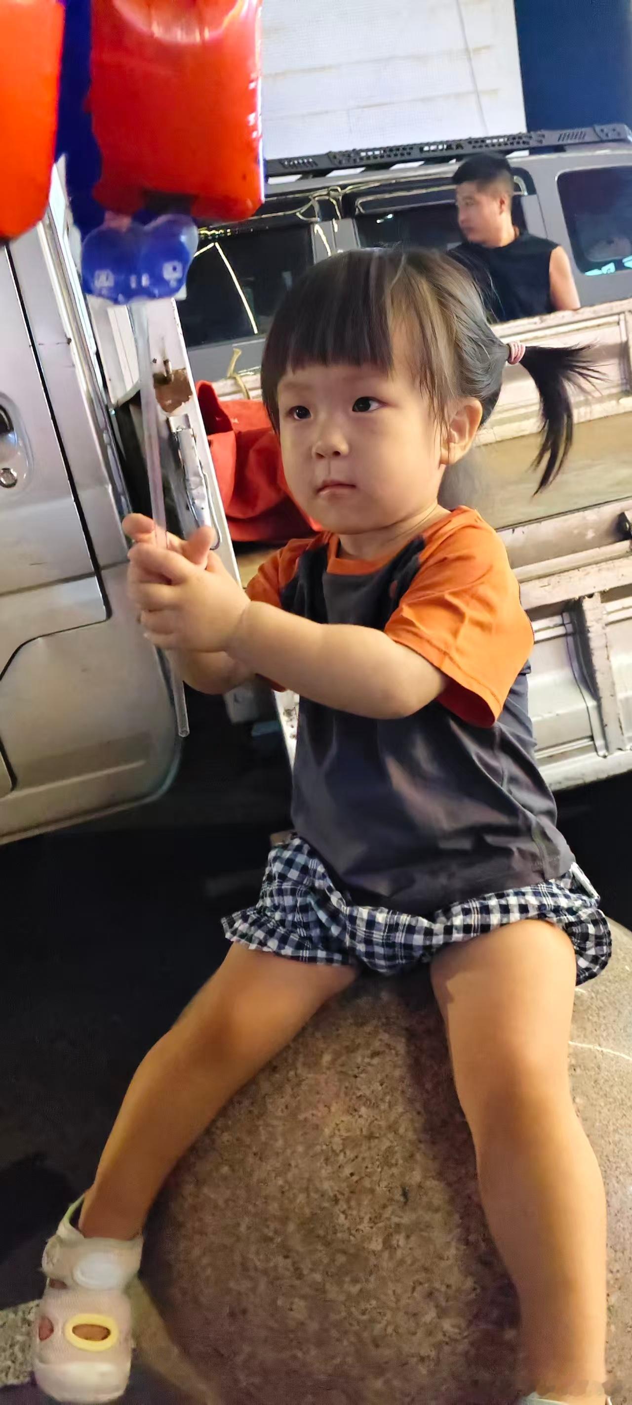 小满跟我们出门说，妈妈我想要气球跟我妈出门说，我可以要个气球吗 