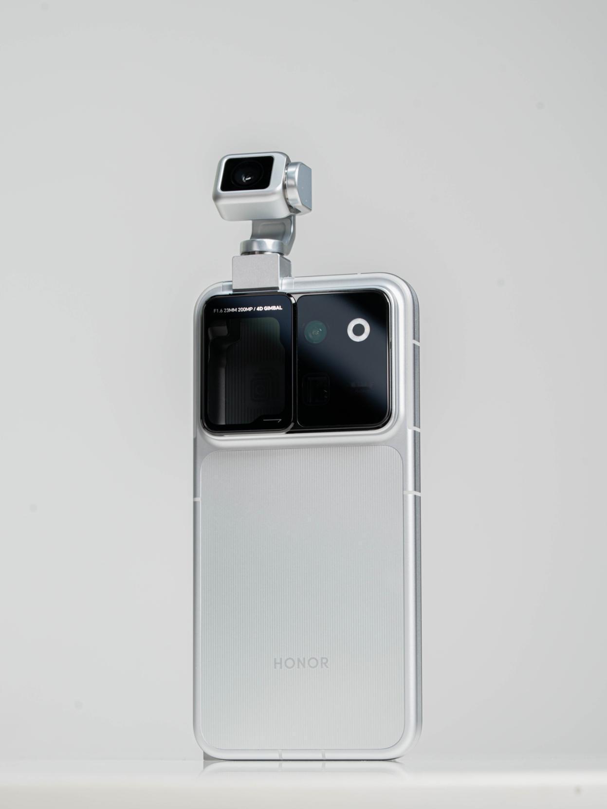 以前说起手机创新，大家总爱夸华子，确实硬核。但现在荣耀这个Robot Phone