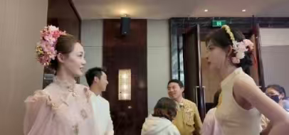 孟子义苗苗一见如故二人同框默契满满，刚碰面就十分合拍，轻松自在的相处模式格外让人