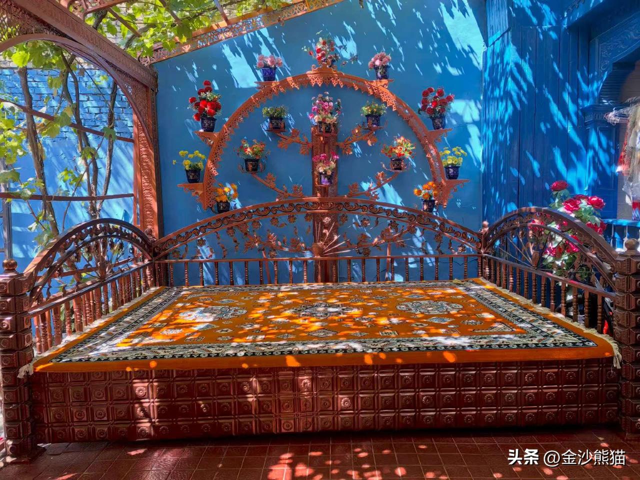 这是巴依老爷睡在院子里的铁床。
摄于新疆伊宁。
图文原创：华岳
带定位晒今日生活