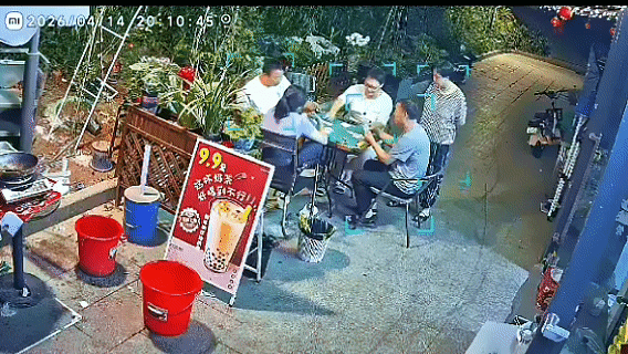 后续，东莞空调外机掉落，阿姨惊险躲过，原来是工人装外机，绳子没绑紧。

4月14