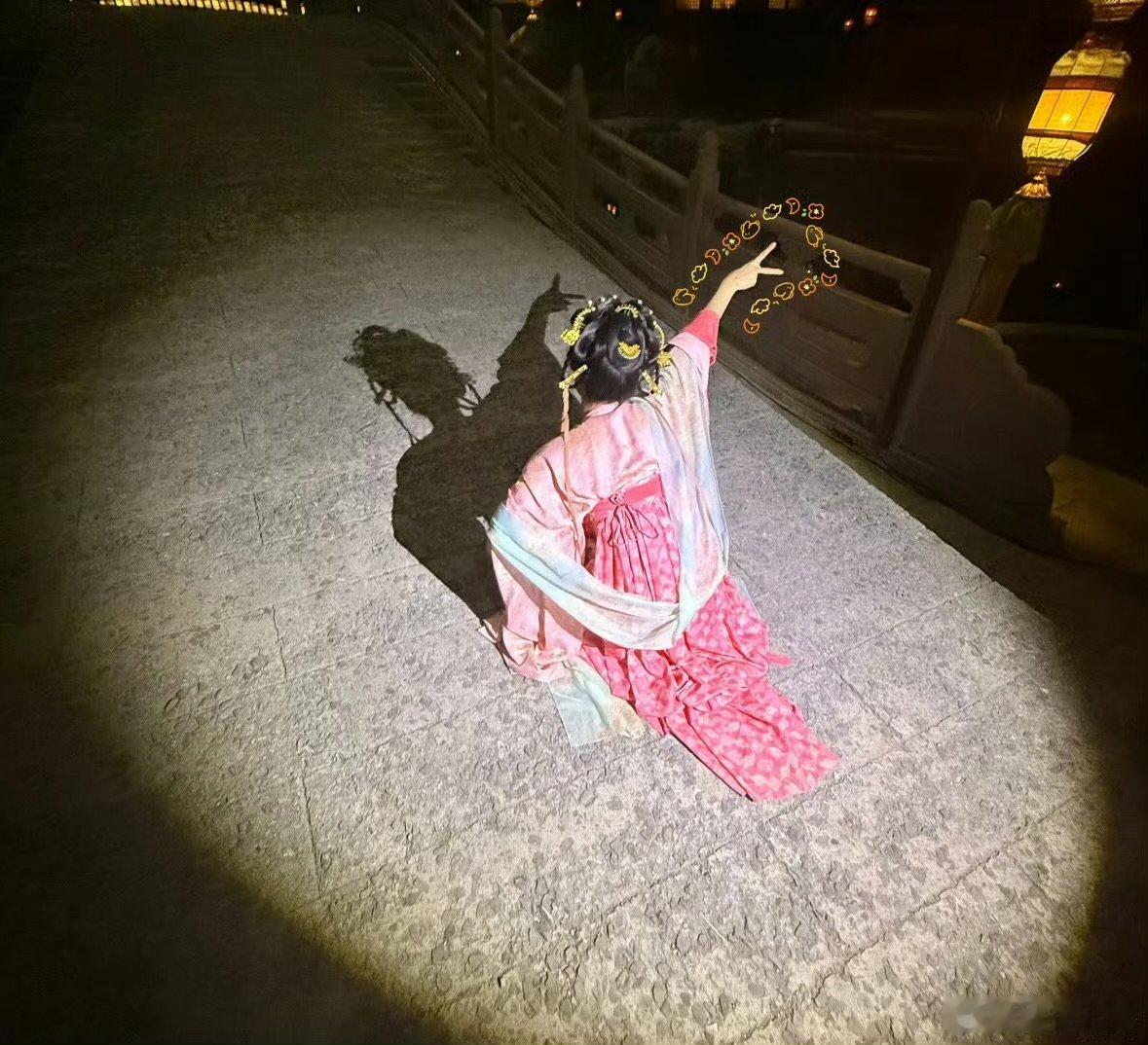 天赋型搞笑女切换端庄模式，美到移不开眼 