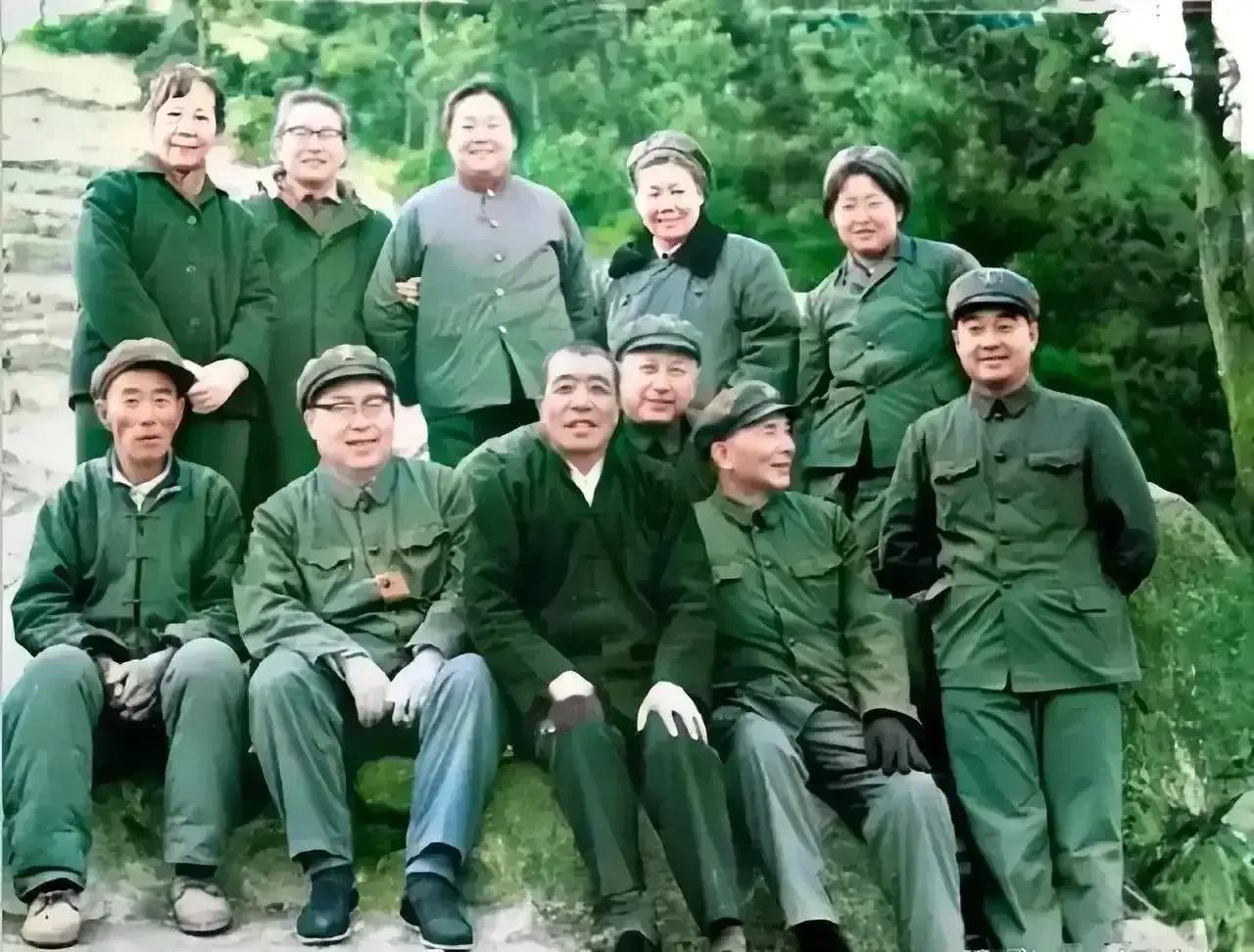 1975年，钱学森、陈永贵等人在大寨虎头山的合影。在这张合影里，其中后排右一为毛