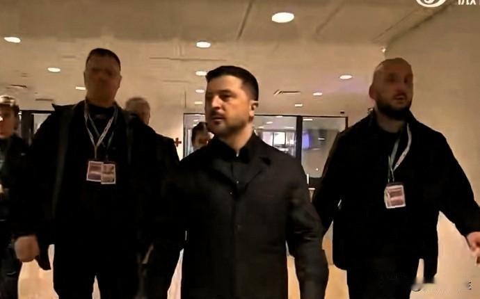 乌克兰总统泽连斯就基就欧盟同意向乌克兰提供900亿欧元无息贷款 表示，这项支持“