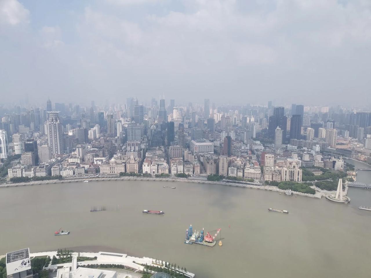 体制内最舒服的老师是什么都不当的老师。不当行政，不当班主任。这类老师的寒暑假才是