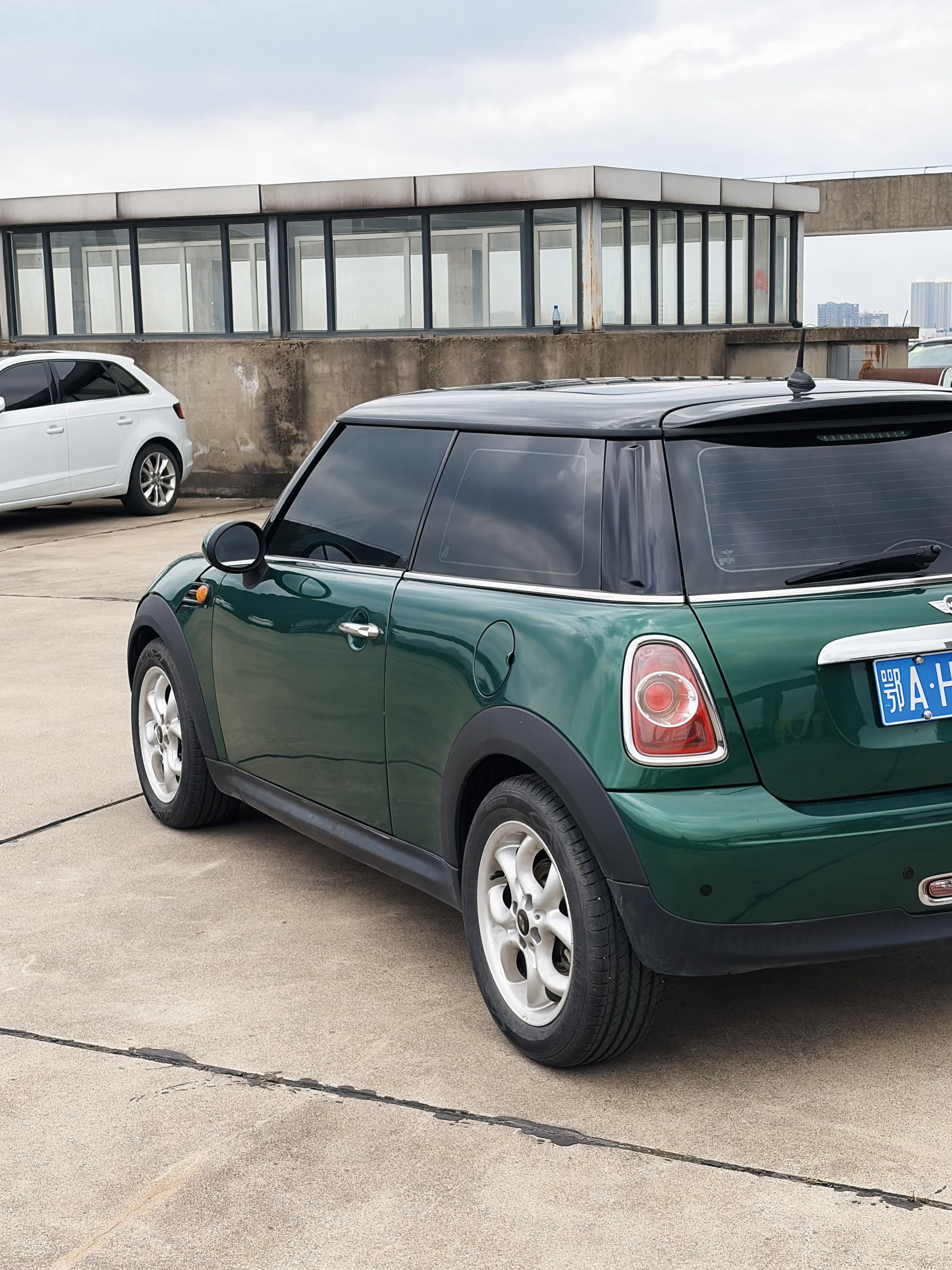 兄弟们，大家买车一定要考虑好了再买啊，不然刚买就后悔，亏太多了。这个MINI是车