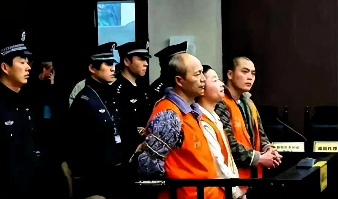 2010年，浙江温州一漂亮女警，被三名歹徒抢劫之后被追赶轮番凌辱，之后更是准备挖