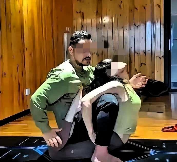 披着羊皮的恶徒终会暴露真面目！河南郑州的一家连锁瑜伽馆，爆出一桩丑闻。一名印度籍