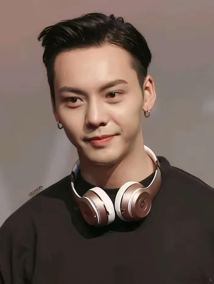 ​有人生下来就是享福的​陈伟霆老板杨受成，为陈伟霆儿子准备了价值几十万的足金金牌