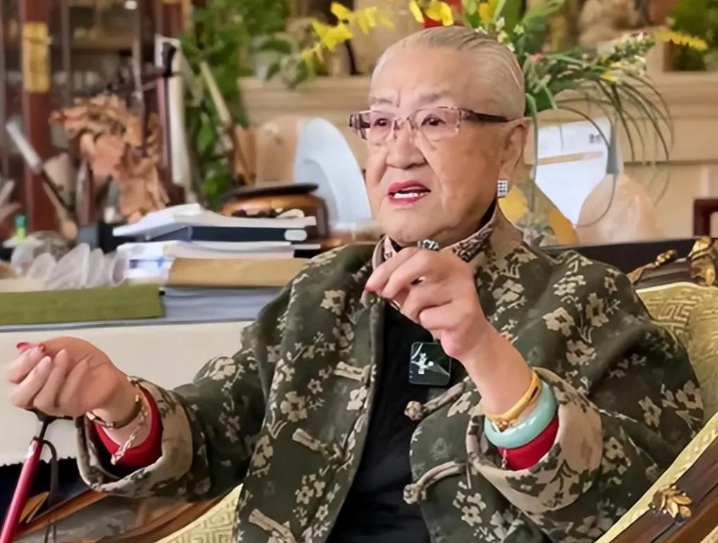 原国防部长耿飚的长女，一夜之间被查封了所有资产，她选择出走美国。在离开时她发誓：