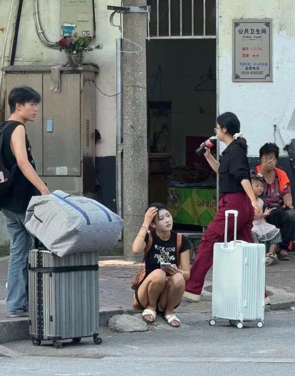 #记录秋日生活点滴#姑娘，需要帮忙吗？