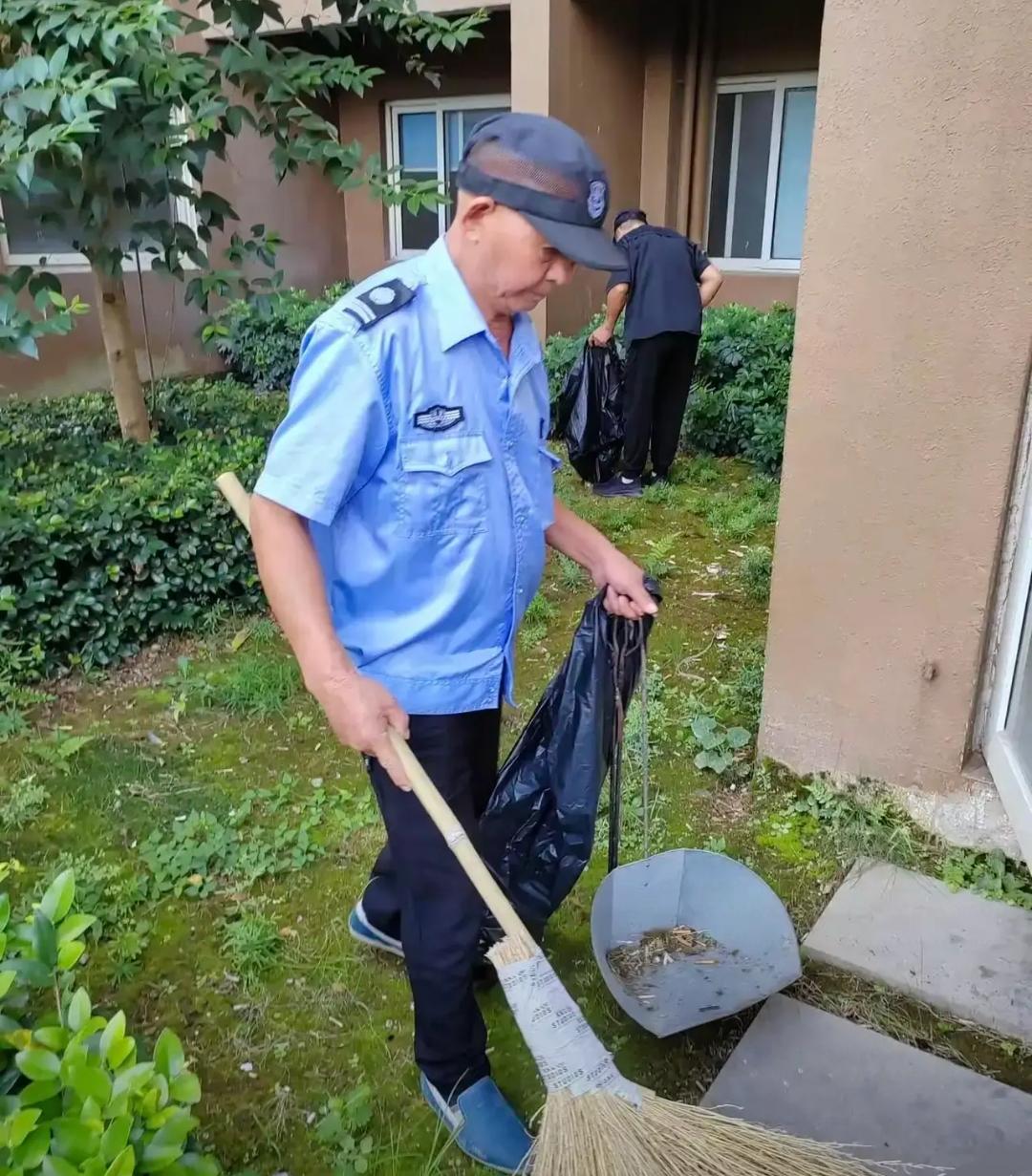 经常看到有人说现在的大部分保安就像是一个摆设，站在门口啥事都管不住，有的保安干脆