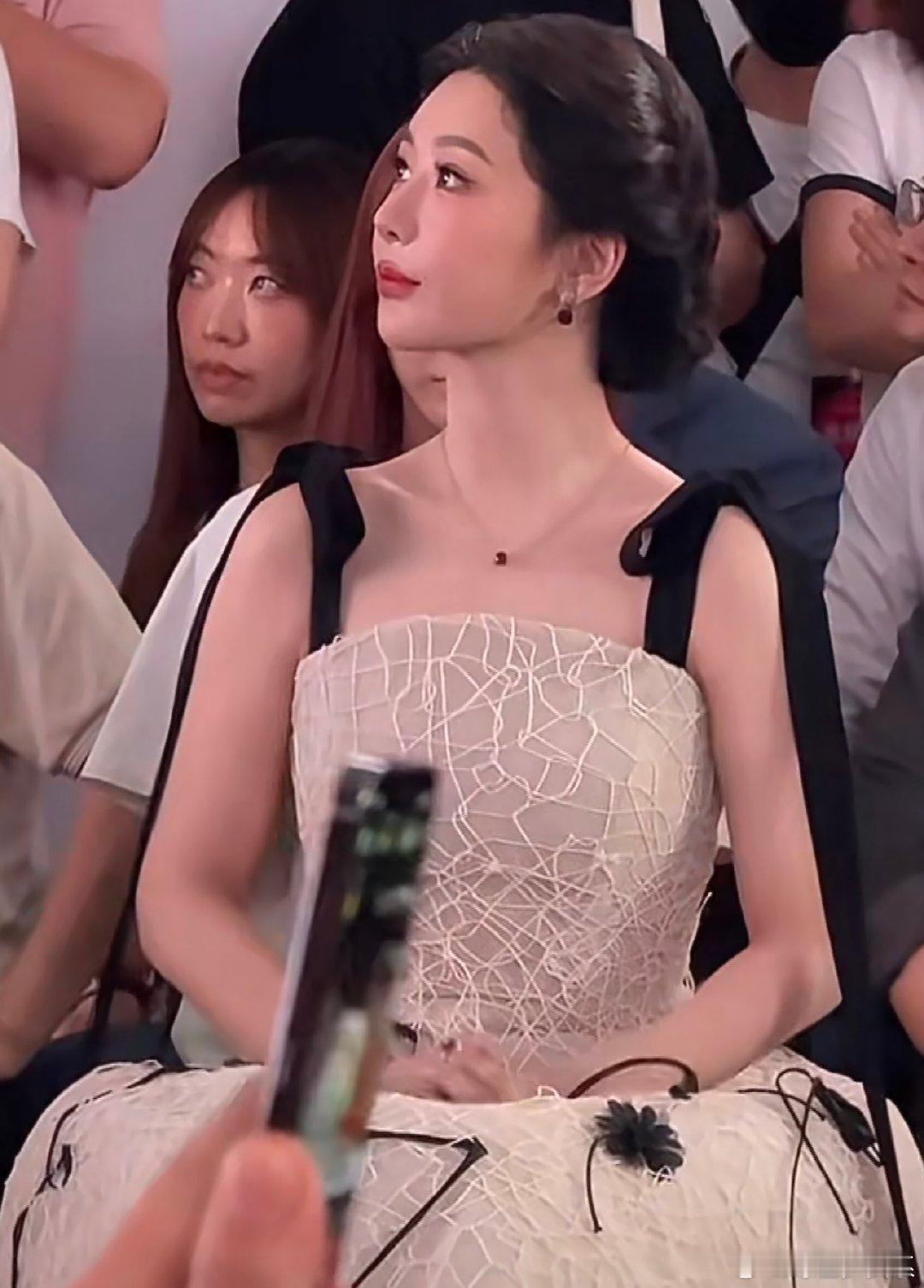 杨紫肉眼可见瘦了好多杨紫这锁骨好漂亮啊啊啊啊啊杨紫好漂亮的锁骨啊 