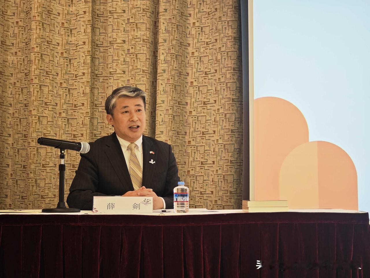 高市早苗，正被“自己人”逼上绝路！很多人以为，11月12日自民党“驱逐外交官”的