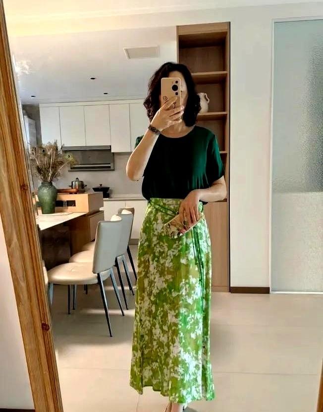 女人过了五十，穿亮色就是为老不尊？

这种看不见的“着装规矩”，正在剥夺妈妈们的