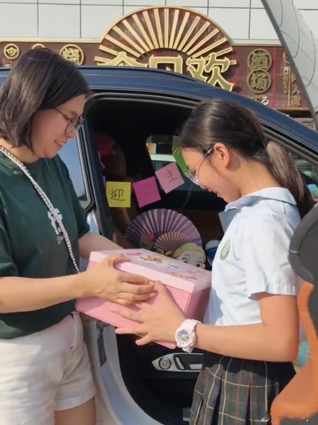 两口子为孩子庆生的视频真的很暖。特别喜欢这两句：从后排望向世界的小女孩儿终于迎来